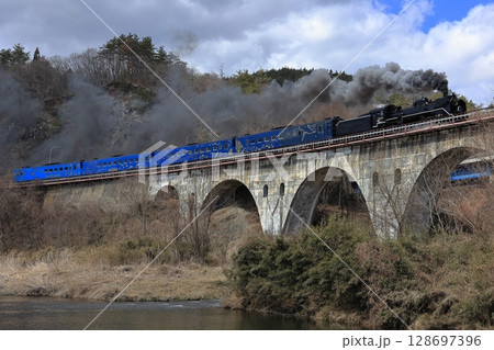 銀河鉄道のモデルとされる岩根橋のアーチ橋を行くSL銀河C58239蒸気機関車 128697396