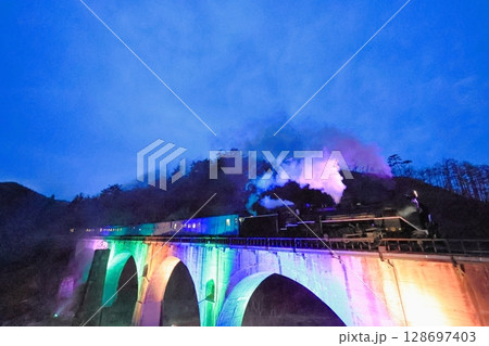 ライトアップされた眼鏡橋を渡る夜行SL銀河　釜石線　C58239 128697403