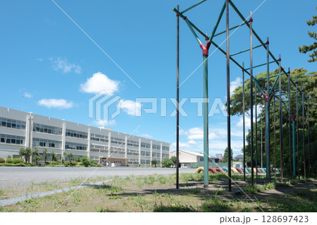 学校　グラウンド　遊具 128697423