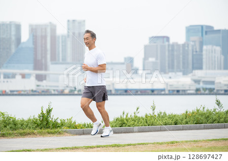ジョギングをする男性 128697427