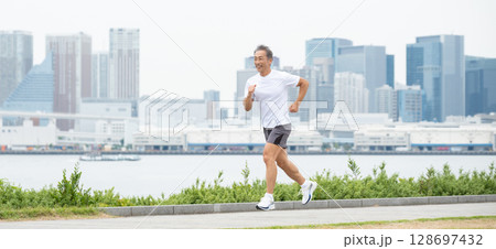ジョギングをする男性 128697432