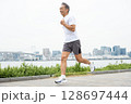 ジョギングをする男性 128697444