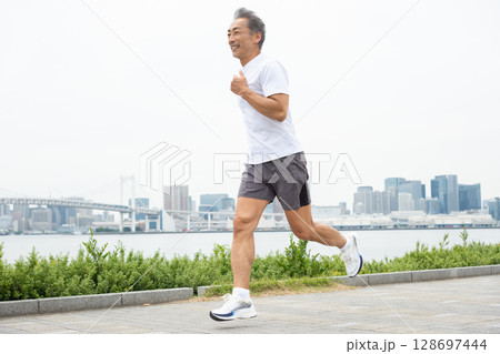 ジョギングをする男性 128697444