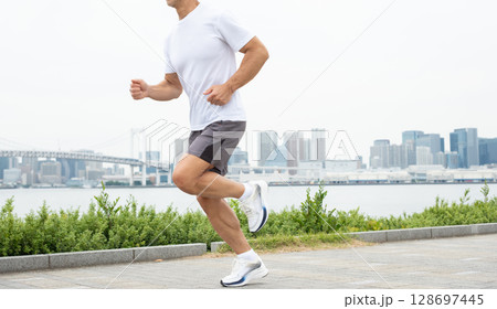 ジョギングをする男性　足元 128697445