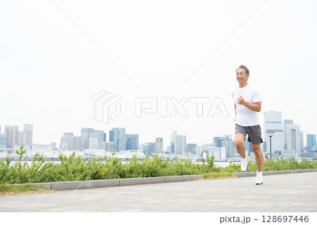 ジョギングをする男性 128697446