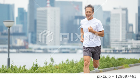 ジョギングをする男性 128697463