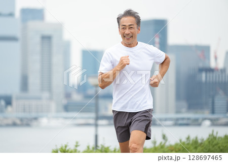 ジョギングをする男性 128697465