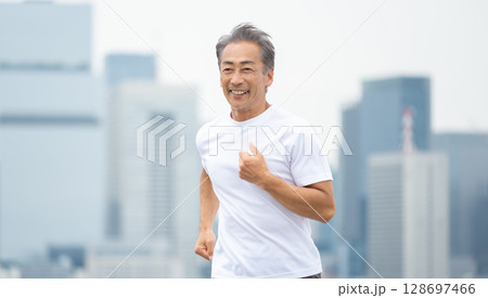 ジョギングをする男性 128697466