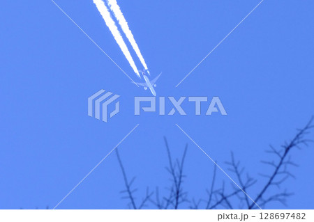 青空に飛行機雲がある風景 128697482