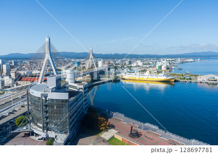 青森県観光物産館アスパムの展望台から見える八甲田丸 128697781