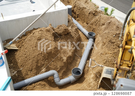 建築現場の水道工事 128698087