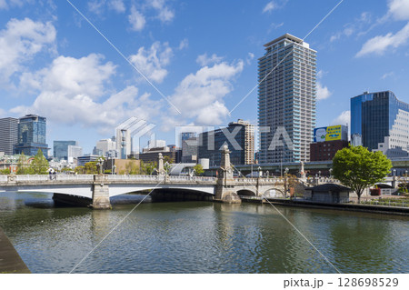 【都市景観】大阪中之島の水辺景観 【都市景観】大阪中之島の水辺景観 128698529