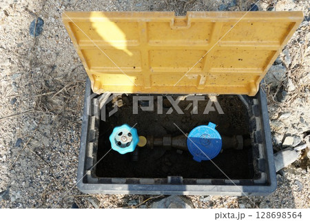 水道メーターの交換作業 128698564