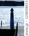 湖に突き出た桟橋に据えられた小さな灯台　茨城県の霞ヶ浦の風景 128698653