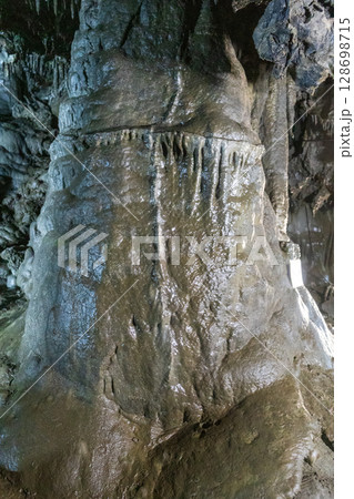 岩手県 安家洞の鍾乳洞 万年柱 岩手県 安家洞の鍾乳洞 万年柱 128698715