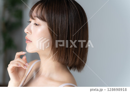 若い女性　ビューティー 128698918
