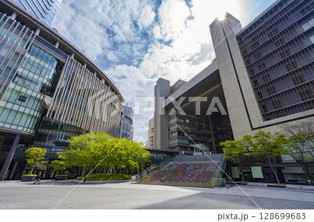 【都市景観】大阪駅うめきた広場からのビル景観 128699683