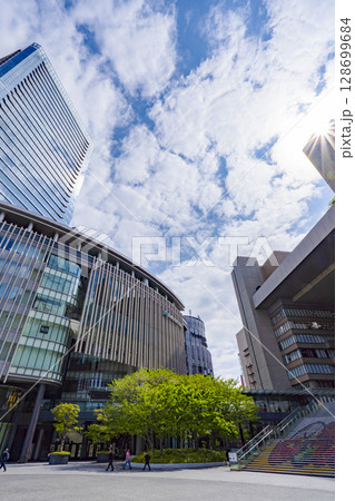 【都市景観】大阪駅うめきた広場からのビル景観 128699684