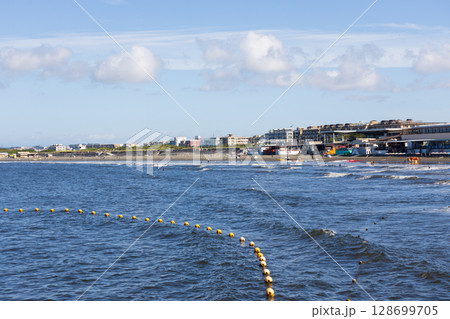 湘南、片瀬西浜・鵠沼海水浴場付近の景色 湘南、片瀬西浜・鵠沼海水浴場付近の景色 128699705