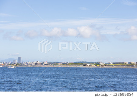 湘南、片瀬西浜・鵠沼海水浴場付近の景色 128699854