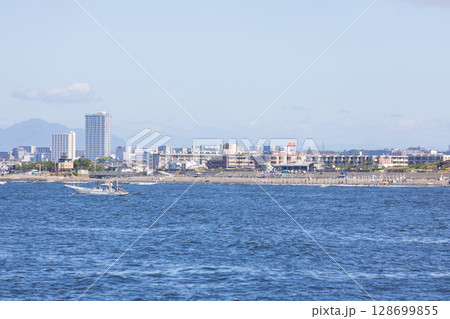 湘南、片瀬西浜・鵠沼海水浴場付近の景色 湘南、片瀬西浜・鵠沼海水浴場付近の景色 128699855