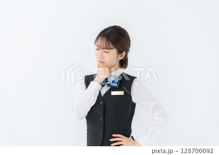 制服の若い女性　ビジネス　悩む 128700092