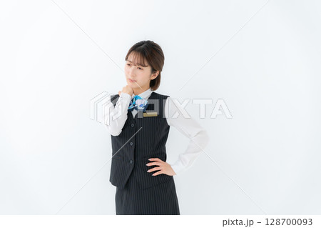制服の若い女性　ビジネス　肩こり 128700093