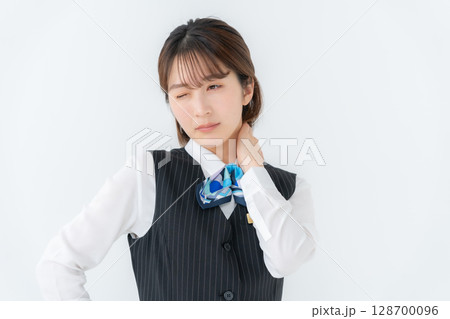 制服の若い女性　ビジネス　肩こり 128700096