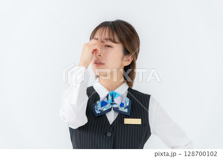 制服の若い女性　ビジネス　眼精疲労 128700102