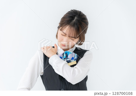 制服の若い女性　ビジネス　肩こり 128700108