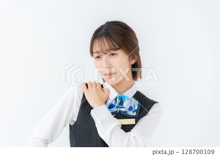 制服の若い女性　ビジネス　肩こり 128700109