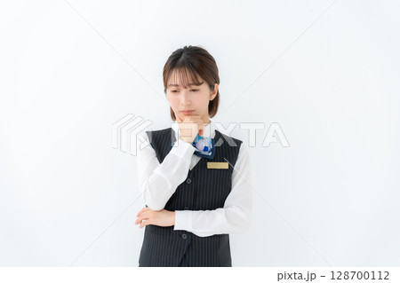 制服の若い女性　ビジネス　悩む 128700112