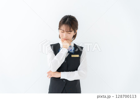 制服の若い女性　ビジネス　悩む 128700113