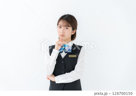 制服の若い女性　ビジネス　悩む 128700150
