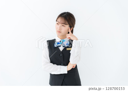 制服の若い女性　ビジネス　悩む 128700153