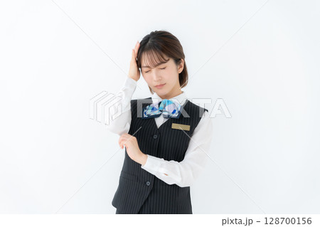 制服の若い女性　ビジネス　悩む 128700156