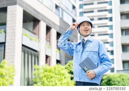 作業着のミドル男性 作業着のミドル男性 128700192