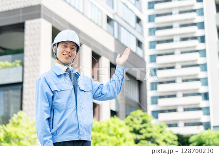 作業着のミドル男性　手かざし 128700210