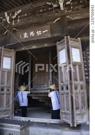 巡礼するお遍路さん 巡礼するお遍路さん 128700842