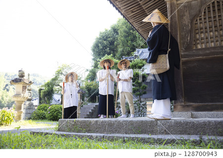巡礼するお遍路さん 128700943