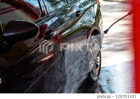 car washing water gun, washing car, High pressure water gun 128701431