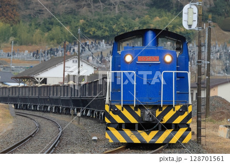 岩手開発鉄道　長安寺駅を出発するDD56ディーゼル機関車牽引の貨物列車 128701561