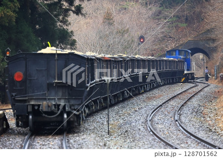 岩手開発鉄道 石灰を積んだホキ100が連なる貨物列車を青いディーゼル機関車が牽引する 岩手開発鉄道 石灰を積んだホキ100が連なる貨物列車を青いディーゼル機関車が牽引する 128701562