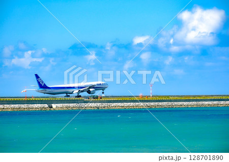 瀬長島から見た綺麗な海と飛行機 瀬長島から見た綺麗な海と飛行機 128701890