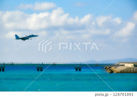 瀬長島から見た綺麗な海と戦闘機 瀬長島から見た綺麗な海と戦闘機 128701891
