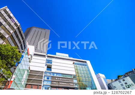 日本の横浜都市景観 7月21日。横浜駅やJR横浜タワーなどを望む 128702267