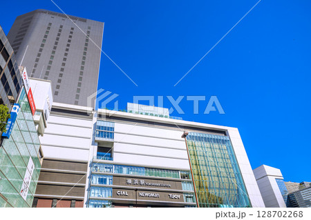 日本の横浜都市景観 7月21日。横浜駅やJR横浜タワーなどを望む 128702268