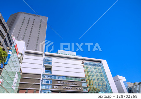 日本の横浜都市景観 7月21日。横浜駅やJR横浜タワーなどを望む 128702269