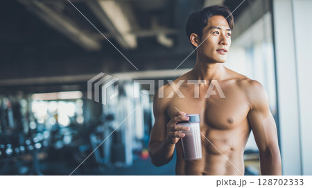 プロテインを飲む男性 128702333