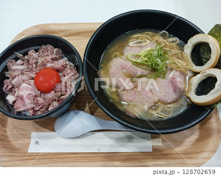 らーめん専門 和海(なごみ)の塩ラーメンとレアチャーシュー丼のセット(新名神高速道路 宝塚北SA) らーめん専門 和海(なごみ)の塩ラーメンとレアチャーシュー丼のセット(新名神高速道路 宝塚北SA) 128702659